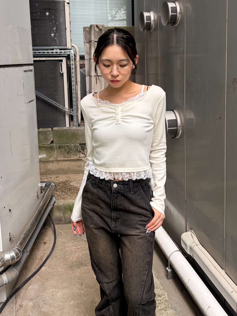 ホワイト系のTシャツ/カットソー、ブラック系のデニムパンツ、イエロー系のスリッポンを着用したレディースの秋コーディネートの4枚目の写真