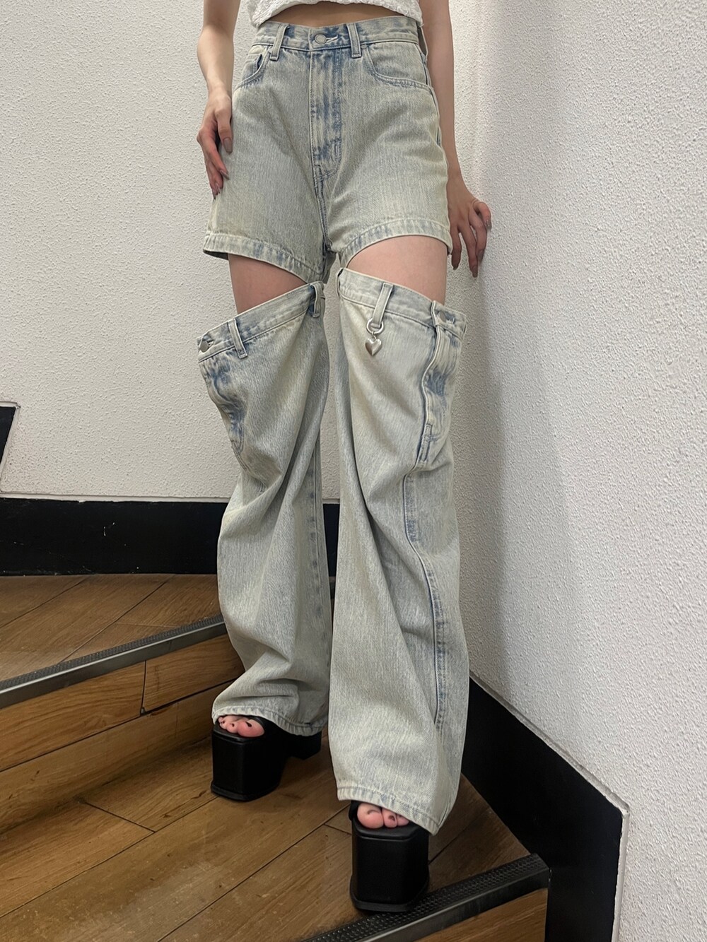 ホワイト系のTシャツ/カットソー、ブルー系のデニムパンツ、ブラック系のサンダルを着用したレディースの夏コーディネートの6枚目の写真