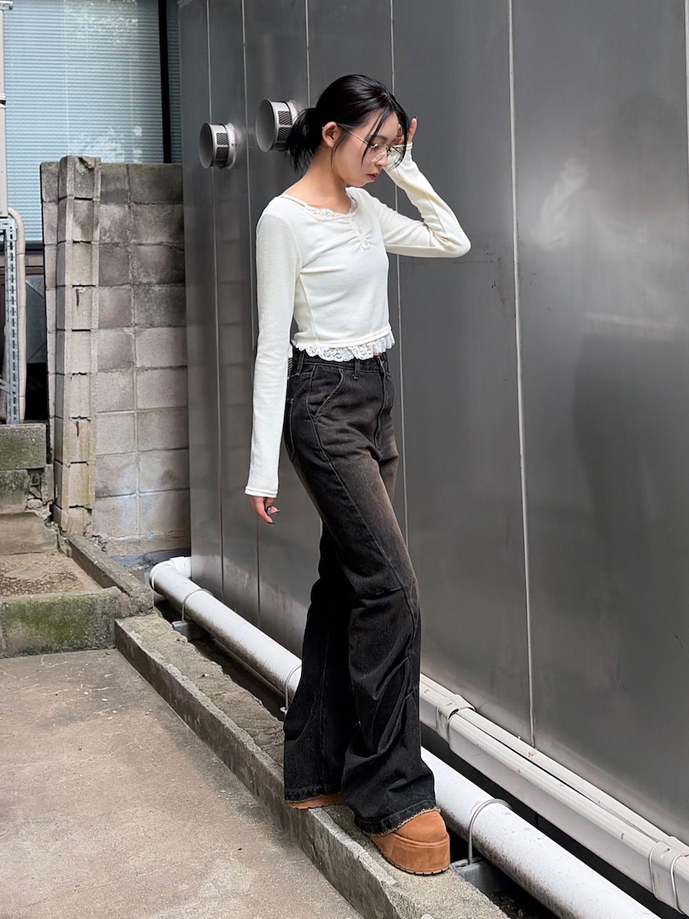 ホワイト系のTシャツ/カットソー、ブラック系のデニムパンツ、イエロー系のスリッポンを着用したレディースの秋コーディネートの2枚目の写真