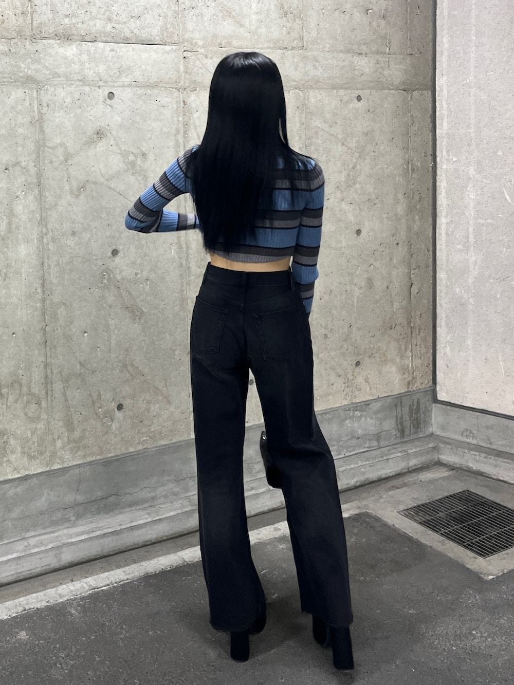 その他のニット/セーター、ブラック系のデニムパンツ、ブラック系のバックパック/リュックを着用したレディースの秋コーディネートの3枚目の写真