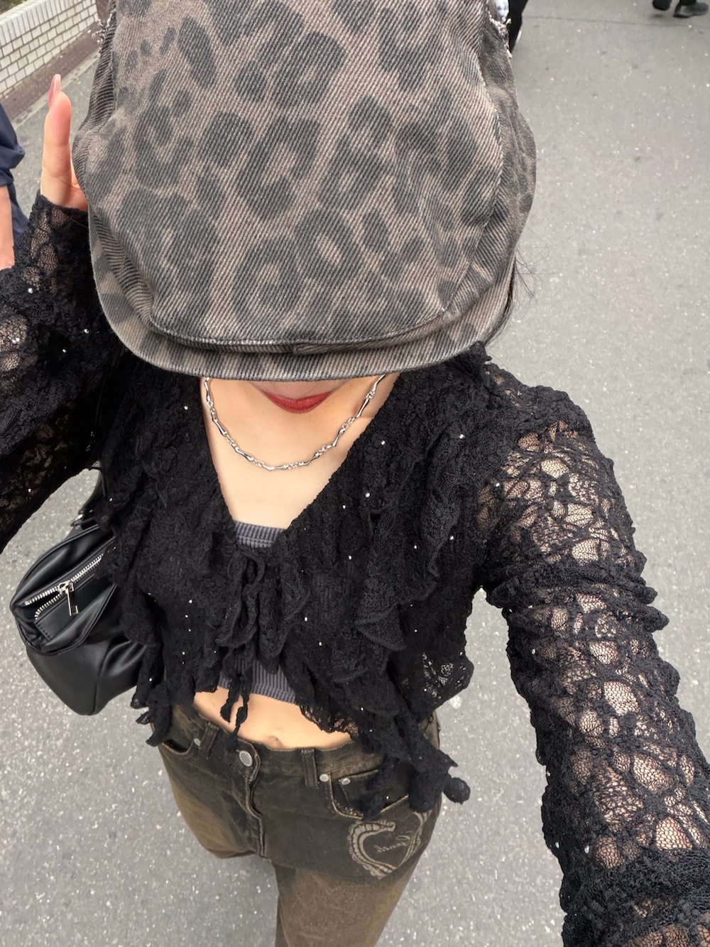 ブラック系のTシャツ/カットソー、ブラック系のキャミソール、ブラック系のデニムパンツを着用したレディースの春コーディネートの7枚目の写真