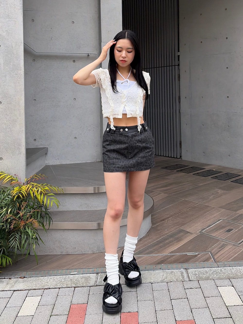ホワイト系のTシャツ/カットソー、グレー系のスカート、ブラック系のサンダルを着用したレディースの夏コーディネートの4枚目の写真