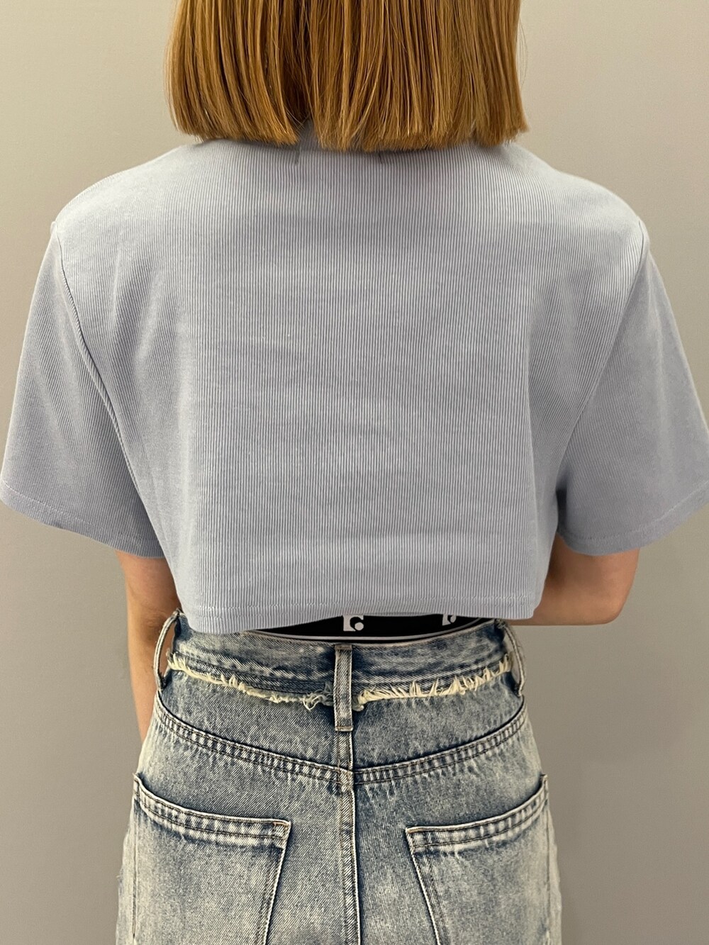 ホワイト系のシャツ/ブラウス、ブルー系のTシャツ/カットソー、ブルー系のデニムパンツを着用したレディースの春コーディネートの8枚目の写真