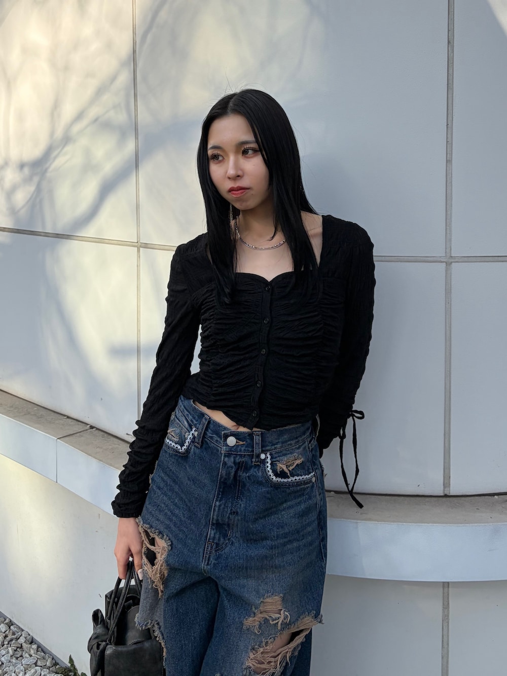 ブラック系のローファー、ブラック系のTシャツ/カットソー、ブルー系のデニムパンツを着用したレディースの春コーディネートの3枚目の写真