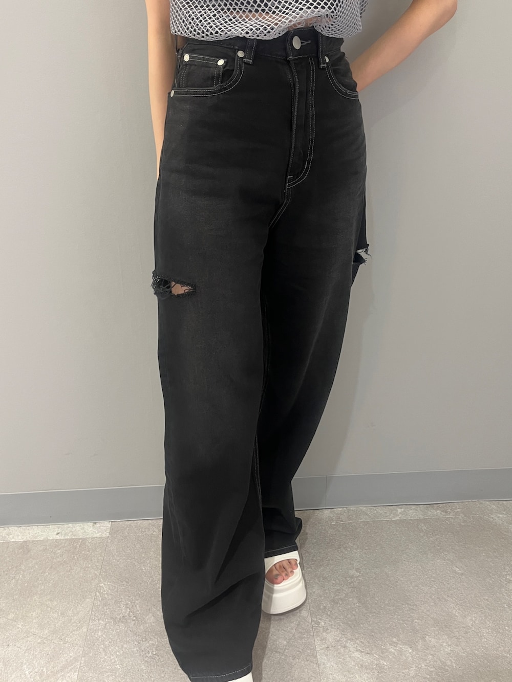 ブラック系のデニムパンツ、グレー系のハンドバッグ、ブラック系のサンダルを着用したレディースの夏コーディネートの5枚目の写真