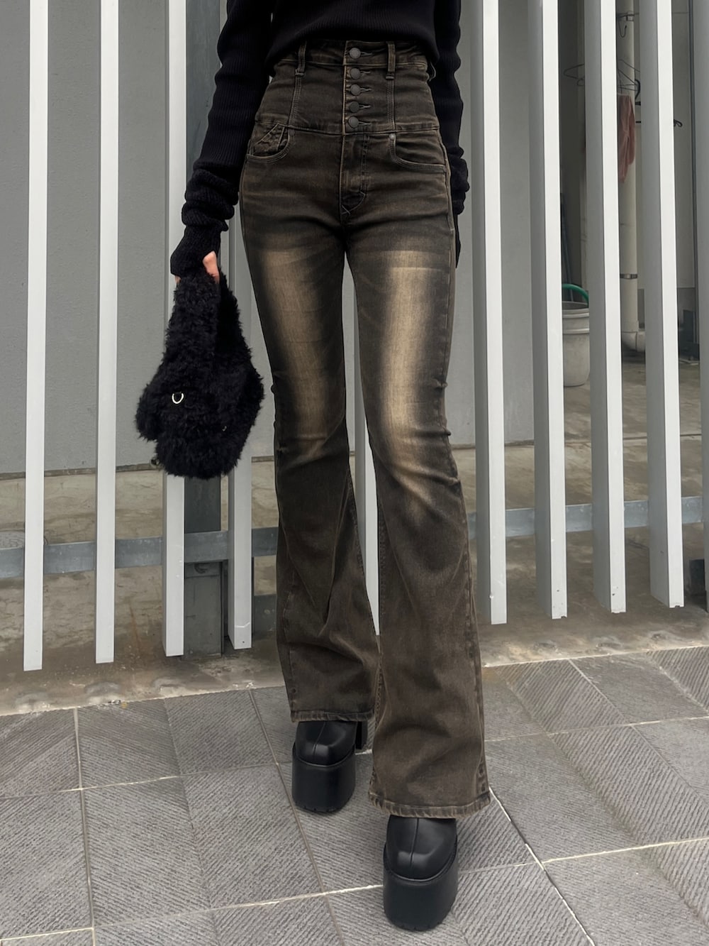 ブラック系のデニムパンツ、ブラウン系のブルゾン、ブラック系のハンドバッグを着用したレディースの秋コーディネートの7枚目の写真