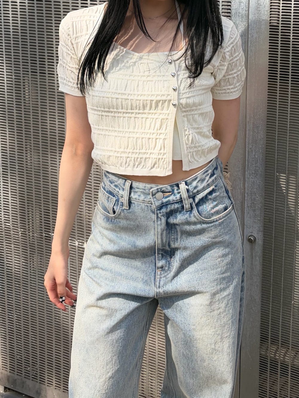 ブルー系のデニムパンツ、ブラック系のサンダルを着用したレディースの春コーディネートの4枚目の写真