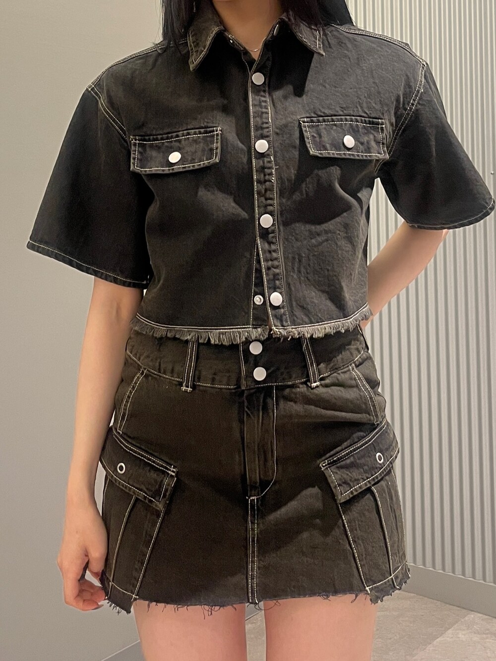 ブラック系のシャツ/ブラウス、ブラック系のスカート、ブラック系のハンドバッグを着用したレディースの春コーディネートの5枚目の写真