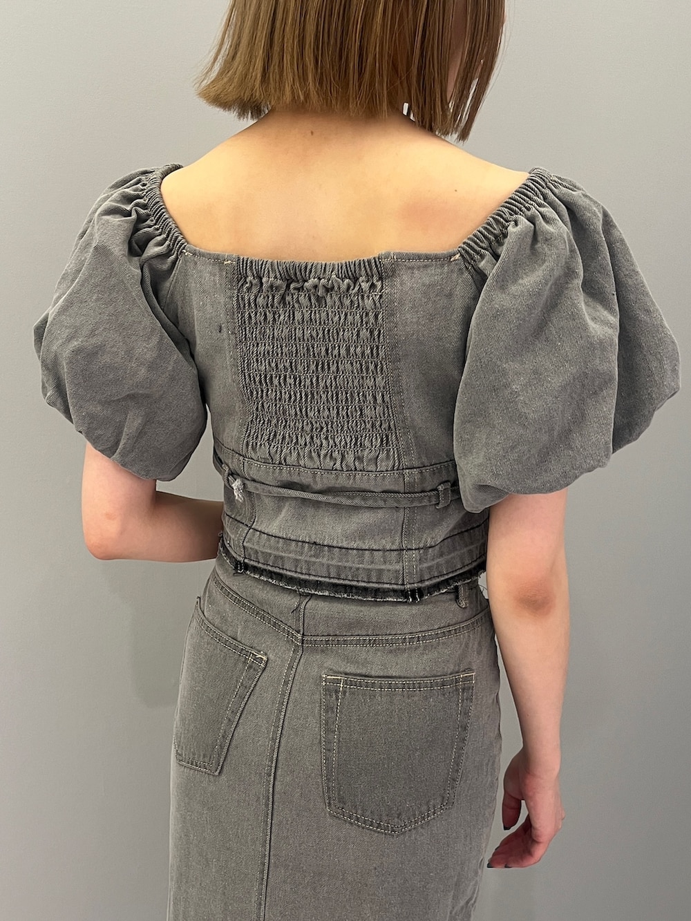 ホワイト系のサンダル、グレー系のシャツ/ブラウス、グレー系のスカートを着用したレディースの春コーディネートの5枚目の写真