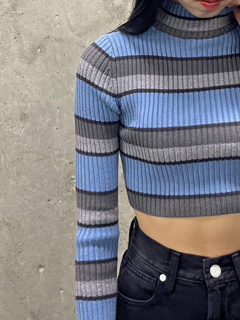 その他のニット/セーター、ブラック系のデニムパンツ、ブラック系のバックパック/リュックを着用したレディースの秋コーディネートの6枚目の写真