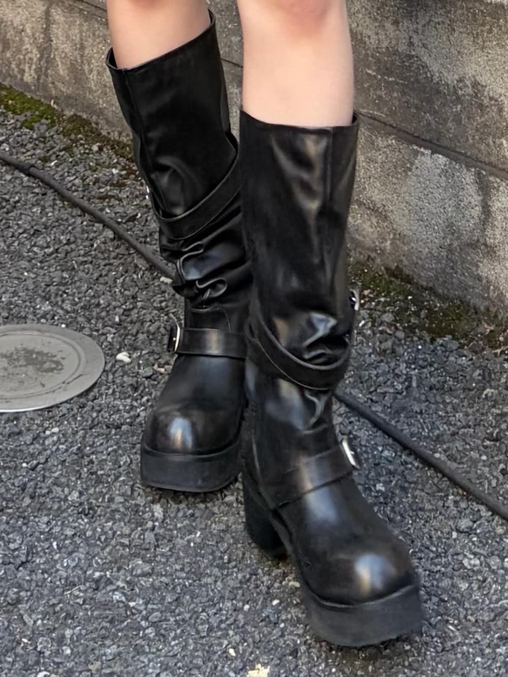 ブルー系のデニムジャケット、ブルー系のスカート、ブラック系のブーツを着用したレディースの冬コーディネートの6枚目の写真