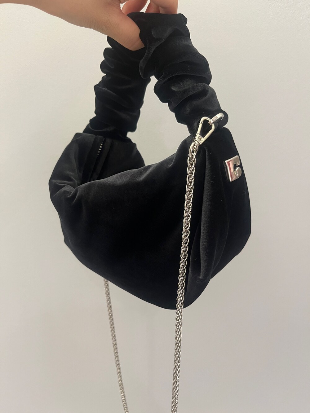 ブルー系のニット/セーター、ブルー系のデニムパンツ、ブラック系のサンダルを着用したレディースの夏コーディネートの7枚目の写真