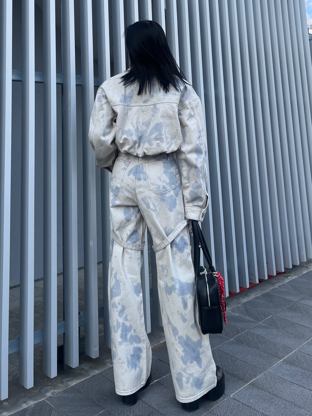 ホワイト系のデニムジャケット、ブラック系のニット/セーター、ホワイト系のデニムパンツを着用したレディースの冬コーディネートの3枚目の写真