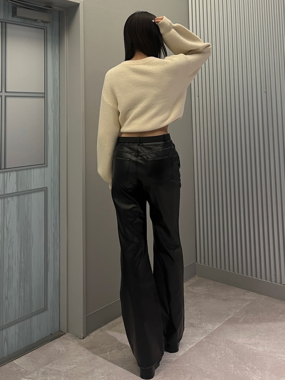 ブラック系のその他パンツ、シルバー系のブーツ、ブラック系のショルダーバッグを着用したレディースの秋コーディネートの6枚目の写真