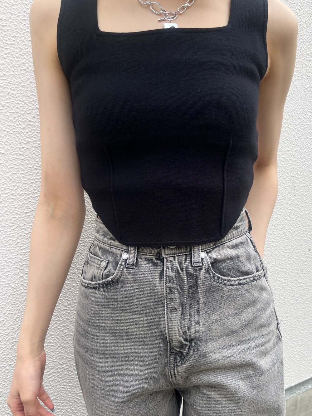 グレー系のデニムパンツ、ブラック系のサンダル、ブラック系のタンクトップを着用したレディースの春コーディネートの4枚目の写真