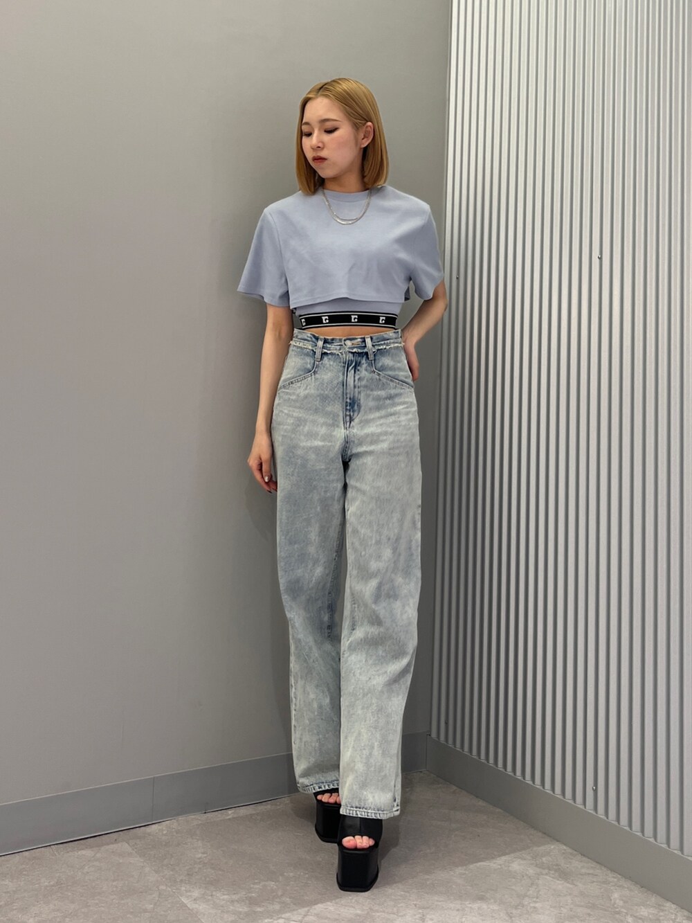 ホワイト系のシャツ/ブラウス、ブルー系のTシャツ/カットソー、ブルー系のデニムパンツを着用したレディースの春コーディネートの6枚目の写真