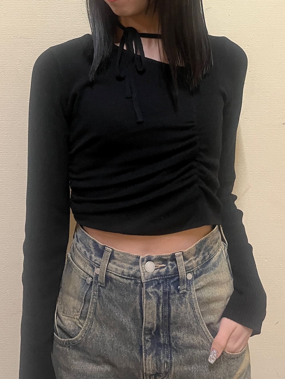 ブラック系のニット/セーター、ブラウン系のブルゾン、ブルー系のデニムパンツを着用したレディースの冬コーディネートの5枚目の写真