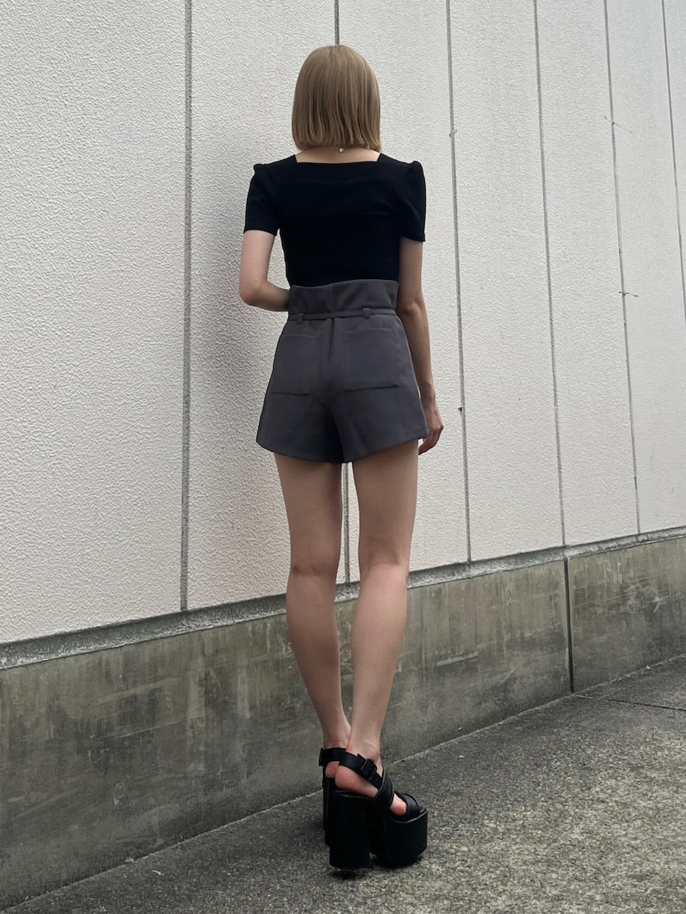 ブラック系のTシャツ/カットソー、グレー系のその他パンツ、ブラック系のサンダルを着用したレディースの夏コーディネートの3枚目の写真