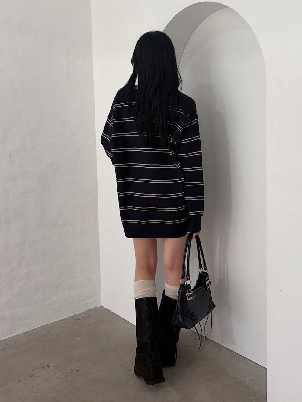 ブルー系のワンピース、ブラック系のその他パンツ、ブラック系のブーツを着用したレディースの秋コーディネートの3枚目の写真