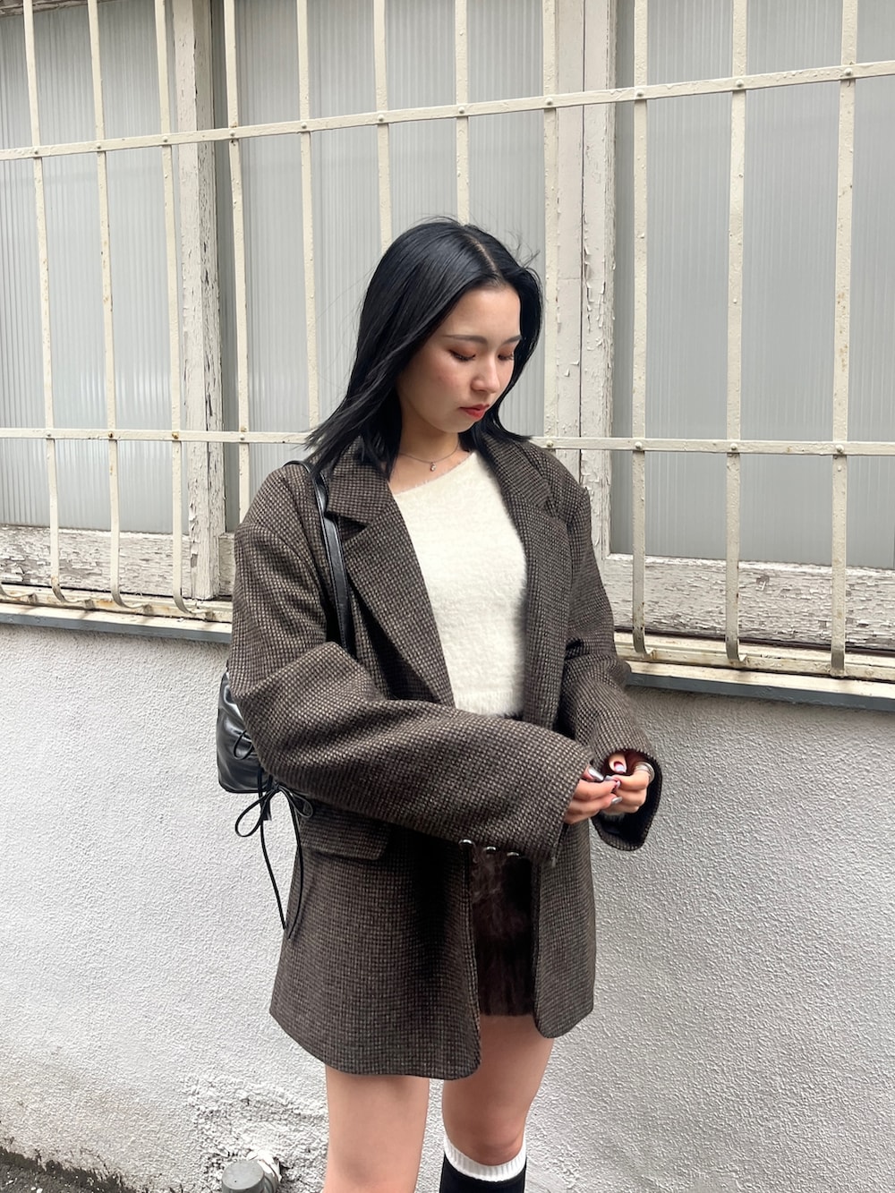 ホワイト系のニット/セーター、その他のテーラードジャケット、ブラウン系のその他パンツを着用したレディースの秋コーディネートの4枚目の写真