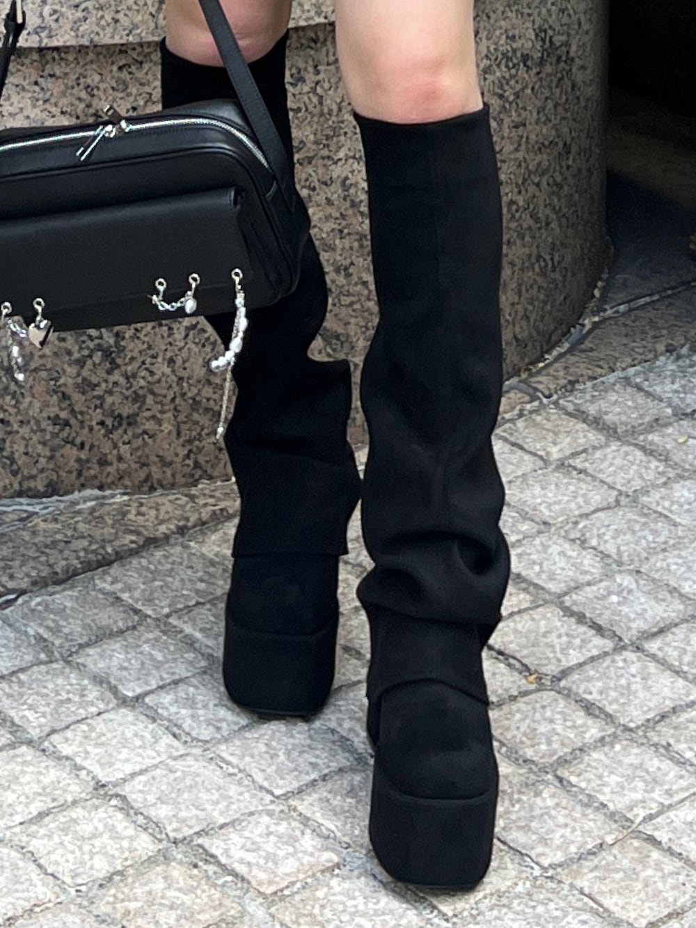 ブルー系のスカート、ブルー系のブルゾン、ホワイト系のTシャツ/カットソーを着用したレディースの秋コーディネートの5枚目の写真