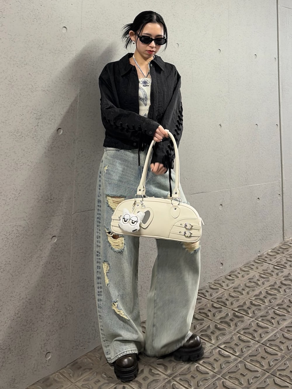 ブラック系のブルゾン、その他のTシャツ/カットソー、ホワイト系のハンドバッグを着用したレディースの春コーディネートの2枚目の写真