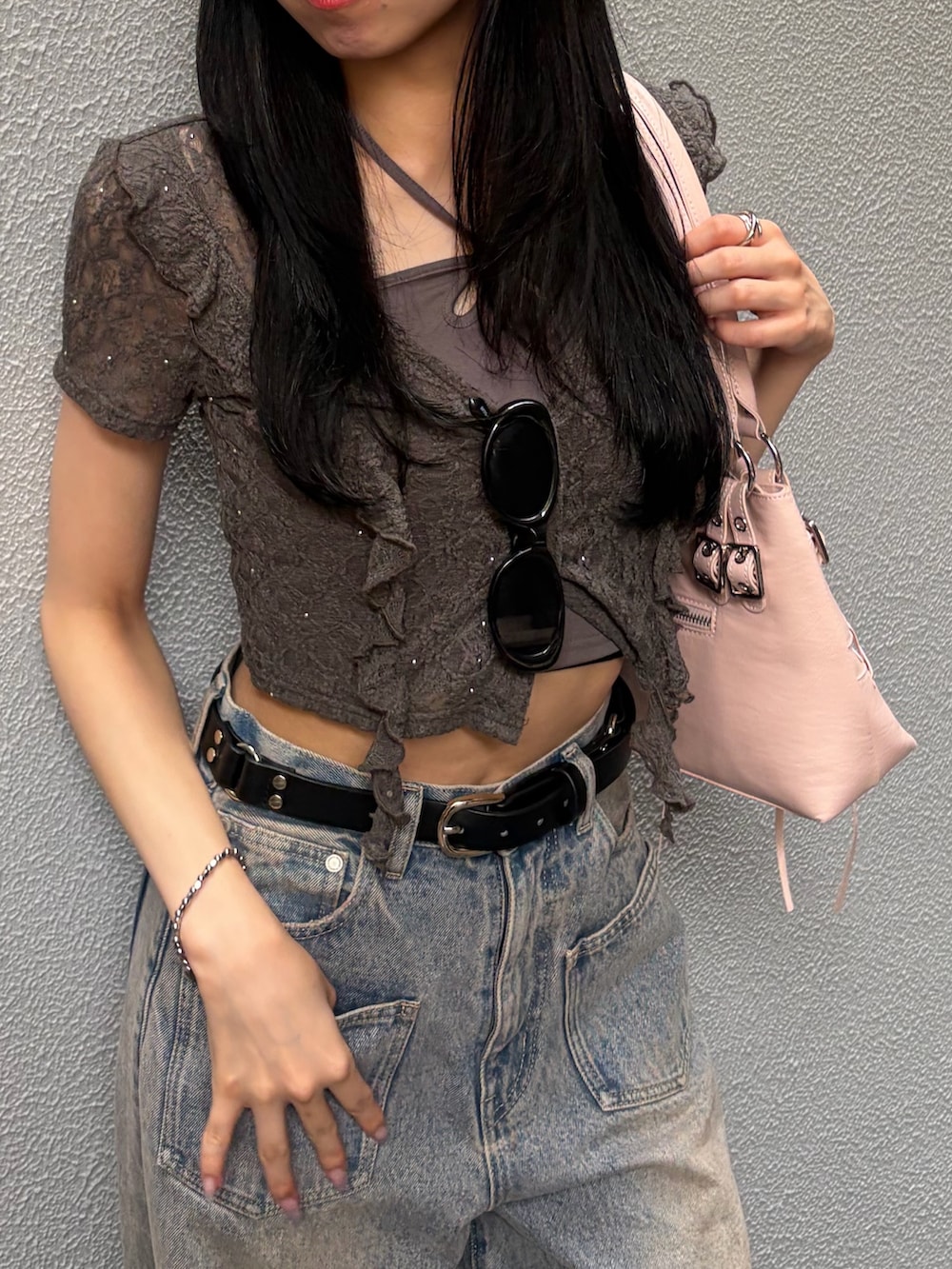 ピンク系のショルダーバッグ、ブルー系のデニムパンツ、グレー系のTシャツ/カットソーを着用したレディースの夏コーディネートの4枚目の写真