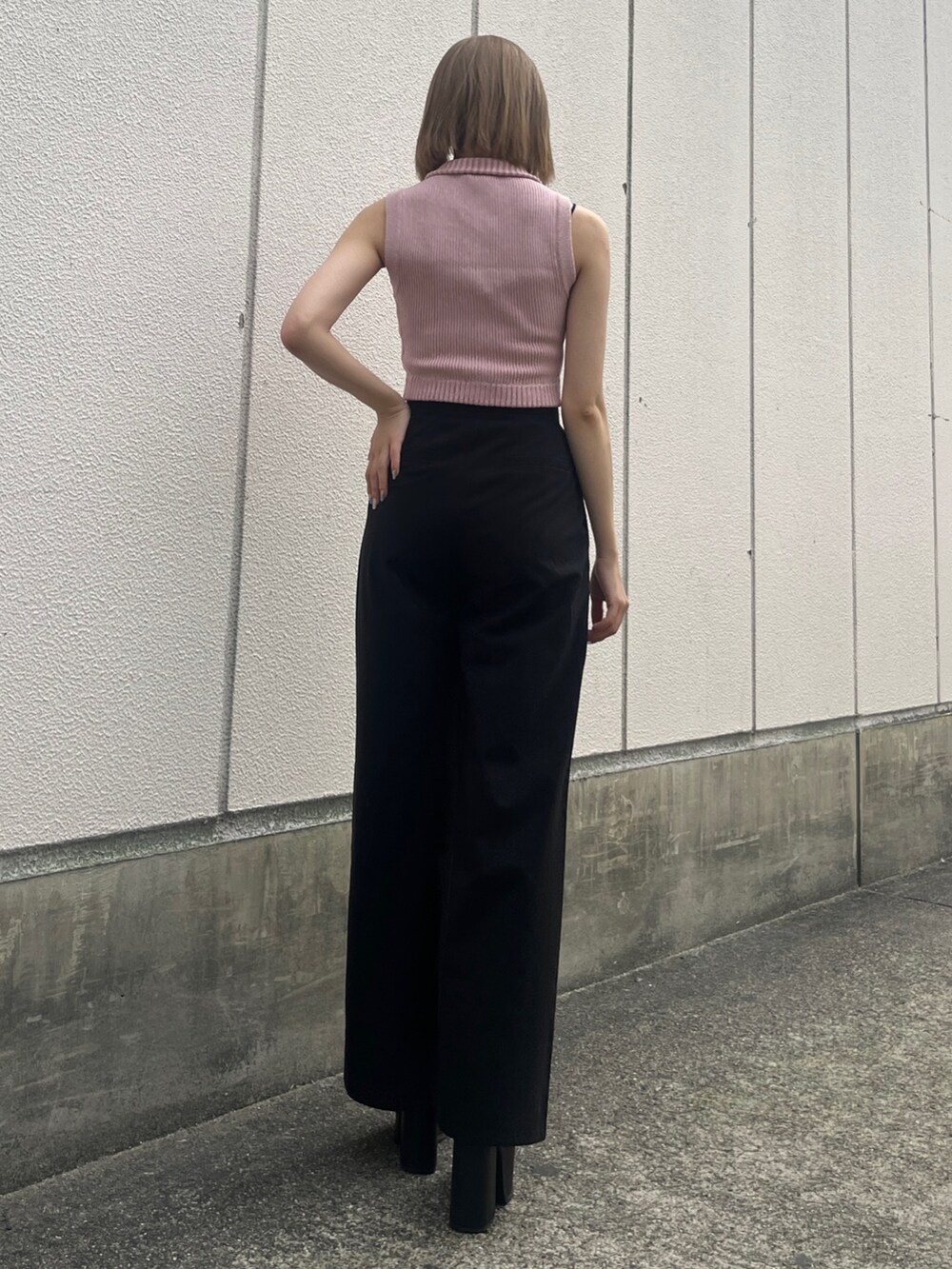 ブルー系のニット/セーター、ブラック系のつなぎ/オールインワン、ブラック系のサンダルを着用したレディースの夏コーディネートの3枚目の写真