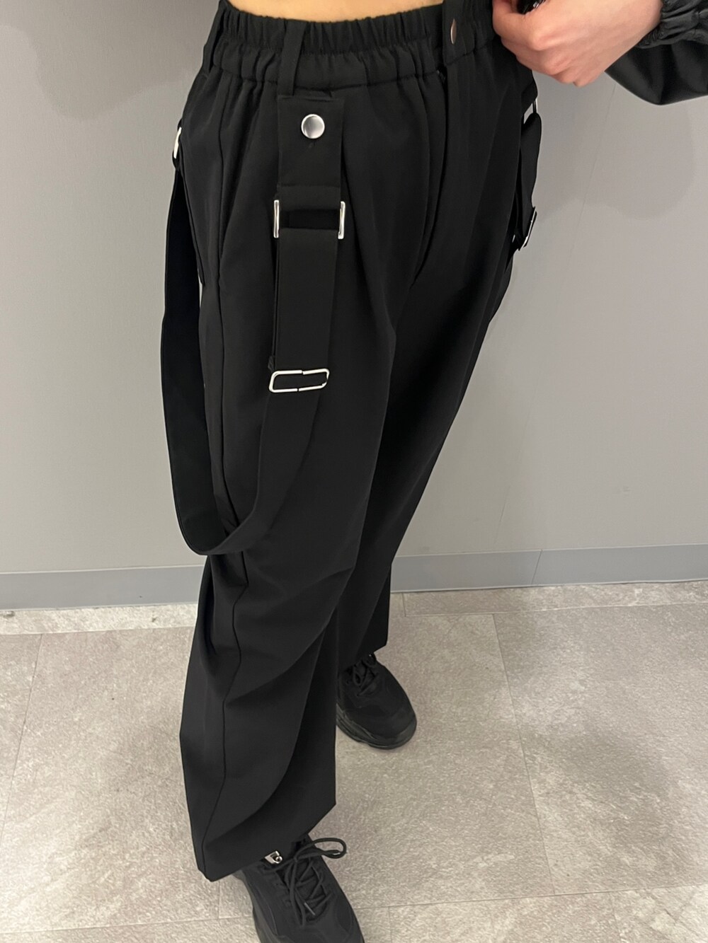 ブラック系のブルゾン、グリーン系のキャミソール、ブラック系のその他パンツを着用したレディースの冬コーディネートの5枚目の写真