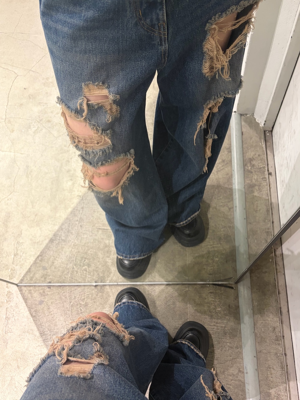 ブラック系のローファー、ブラック系のTシャツ/カットソー、ブルー系のデニムパンツを着用したレディースの春コーディネートの5枚目の写真