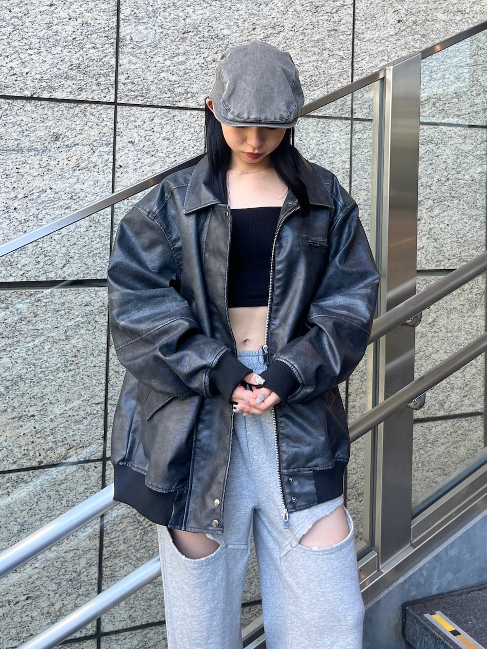 ブラック系のブーツ、グレー系のブルゾン、グレー系のスウェットパンツを着用したレディースの秋コーディネートの3枚目の写真