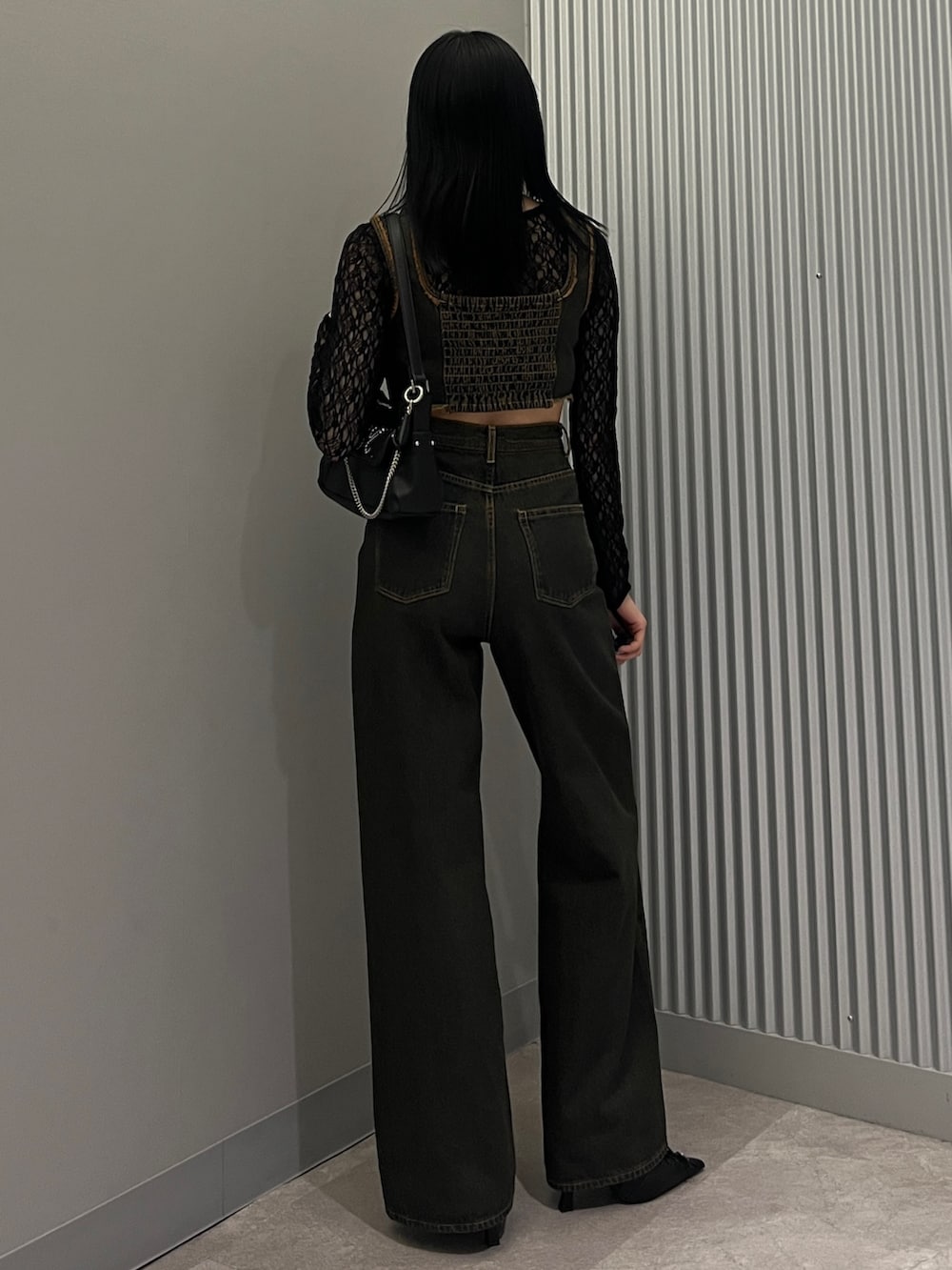 ブルー系のデニムパンツ、ブルー系のタンクトップ、ブラック系のTシャツ/カットソーを着用したレディースの春コーディネートの3枚目の写真