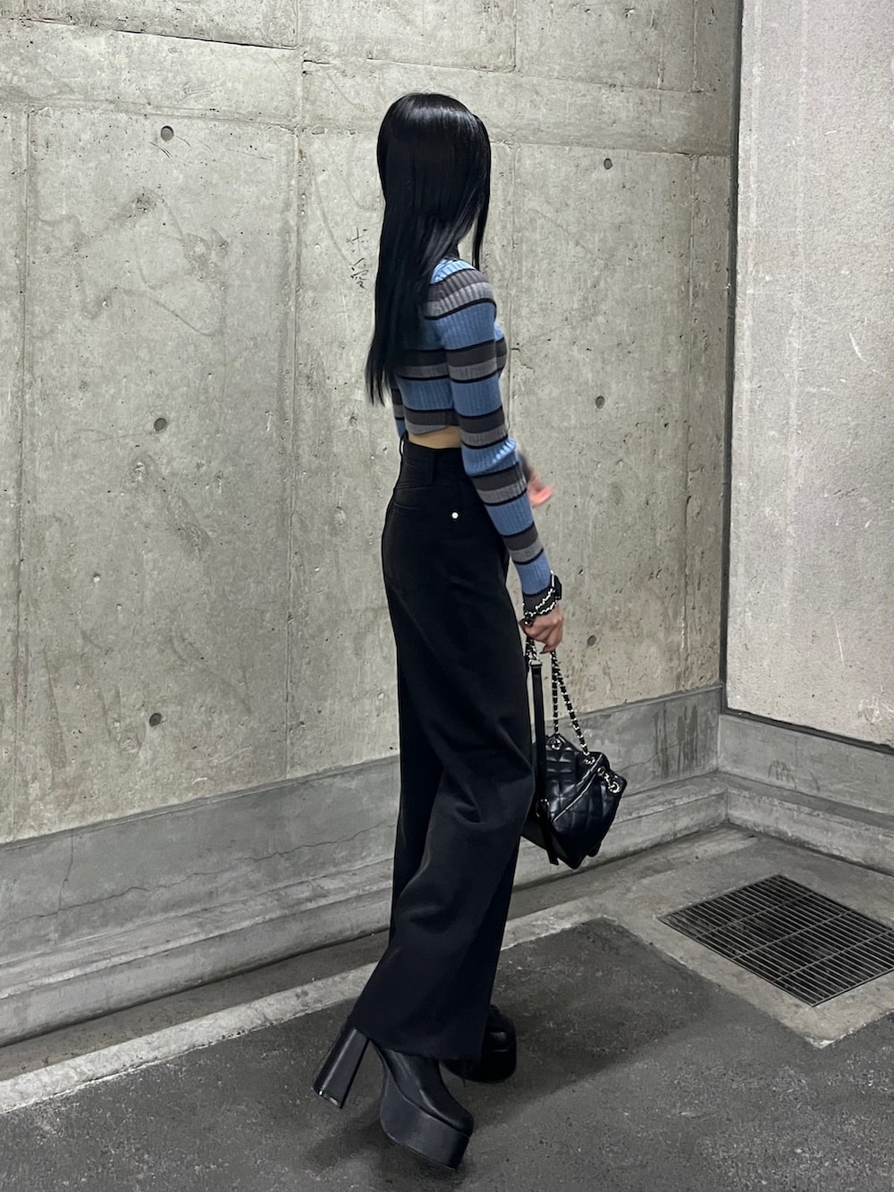 その他のニット/セーター、ブラック系のデニムパンツ、ブラック系のバックパック/リュックを着用したレディースの秋コーディネートの2枚目の写真