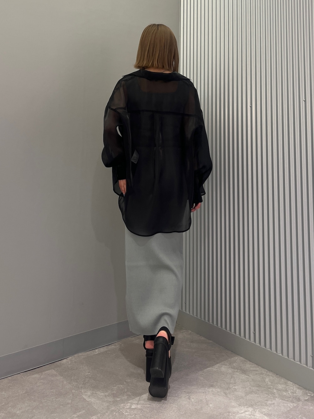 ブルー系のワンピース、ブラック系のサンダル、ブラック系のシャツ/ブラウスを着用したレディースの春コーディネートの3枚目の写真