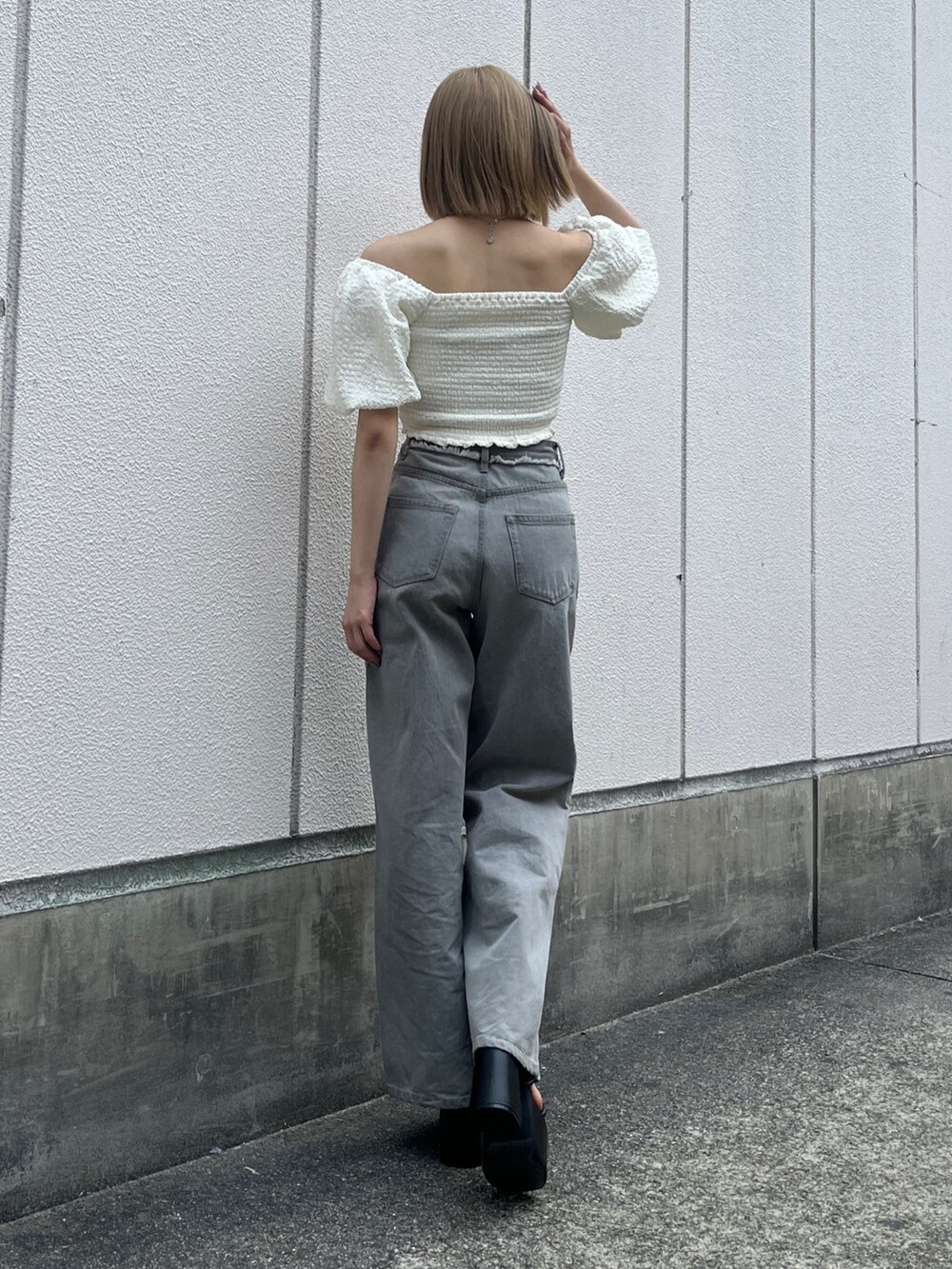 ホワイト系のTシャツ/カットソー、グレー系のデニムパンツ、ブラック系のサンダルを着用したレディースの夏コーディネートの3枚目の写真