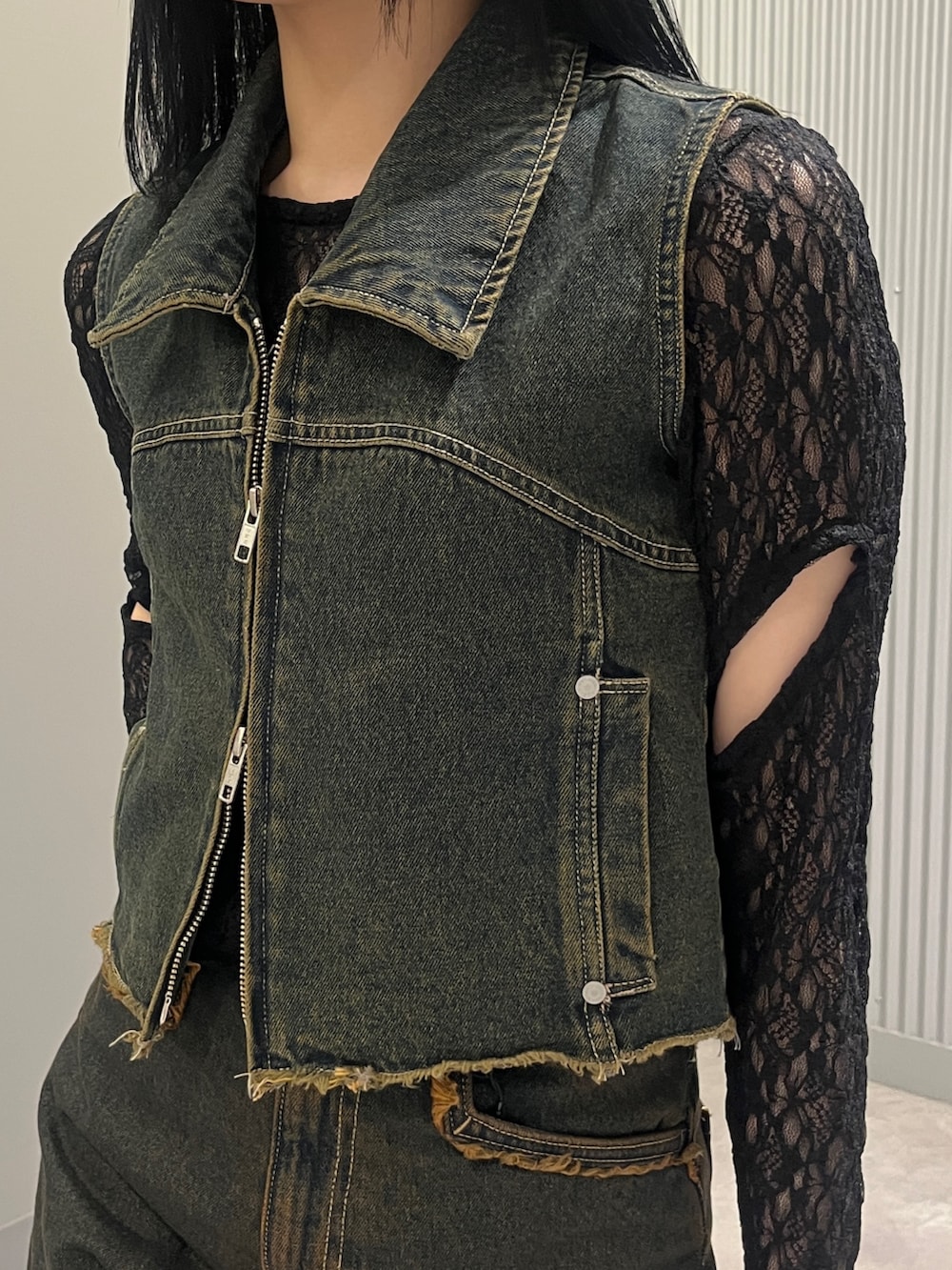 ブルー系のデニムパンツ、ブルー系のベスト、ブラック系のTシャツ/カットソーを着用したレディースの春コーディネートの4枚目の写真