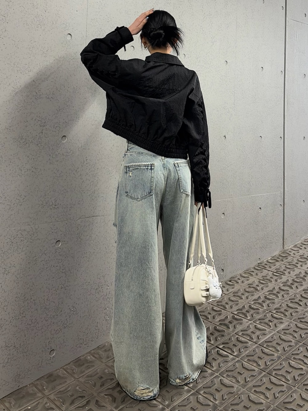 ブラック系のブルゾン、その他のTシャツ/カットソー、ホワイト系のハンドバッグを着用したレディースの春コーディネートの4枚目の写真