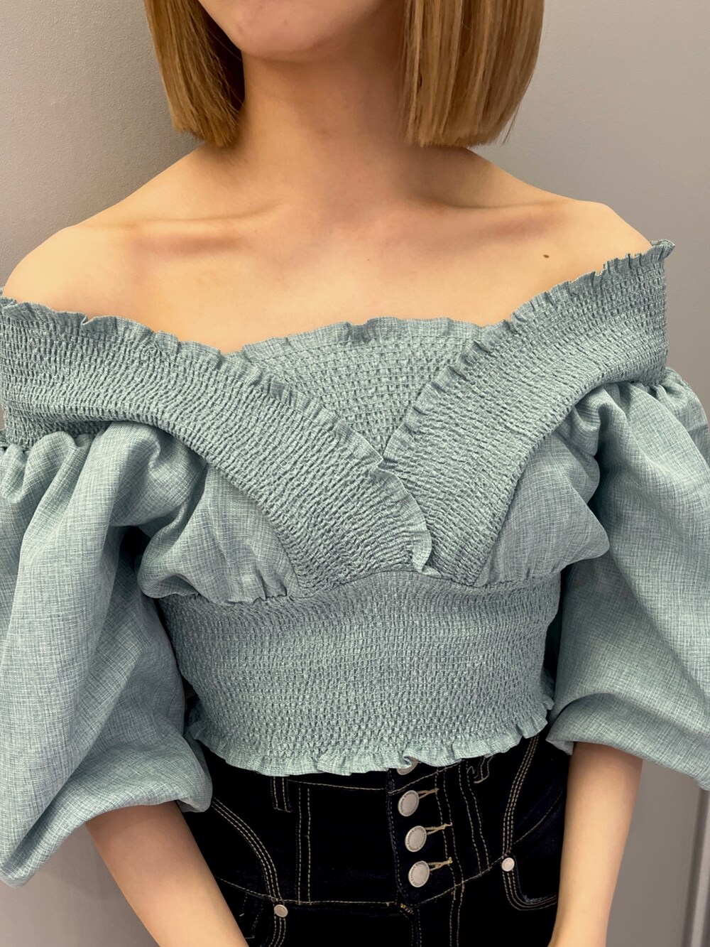 ブルー系のTシャツ/カットソー、ブルー系のデニムパンツ、ブラック系のサンダルを着用したレディースの春コーディネートの5枚目の写真