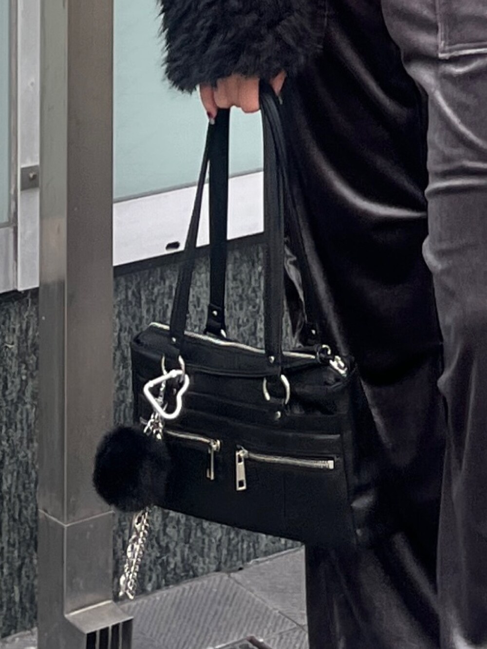 ブラウン系のニット/セーター、ブラック系のショルダーバッグ、ブラック系のスカートを着用したレディースの秋コーディネートの6枚目の写真