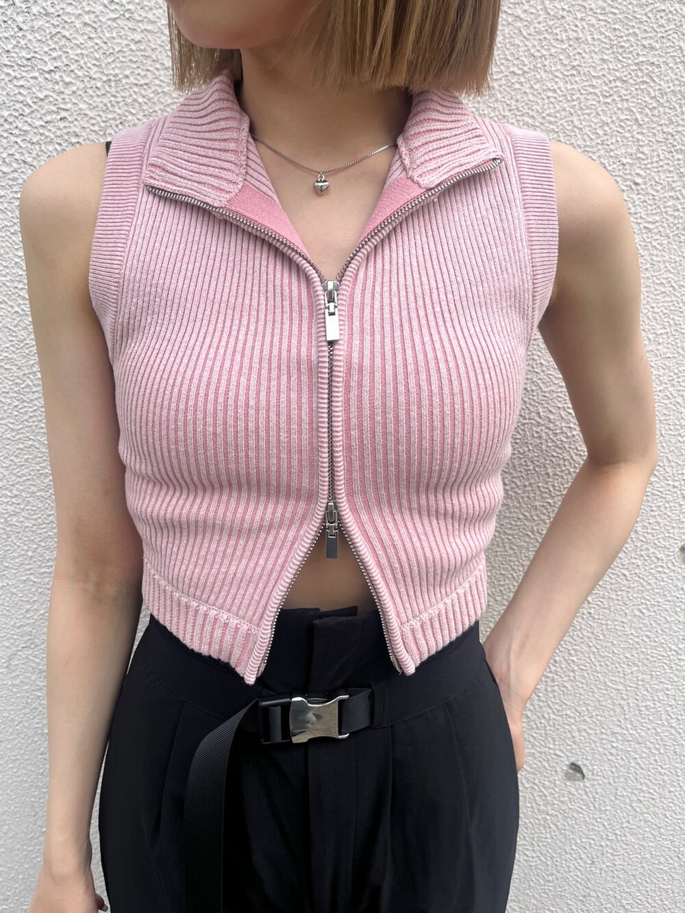 ブルー系のニット/セーター、ブラック系のつなぎ/オールインワン、ブラック系のサンダルを着用したレディースの夏コーディネートの4枚目の写真