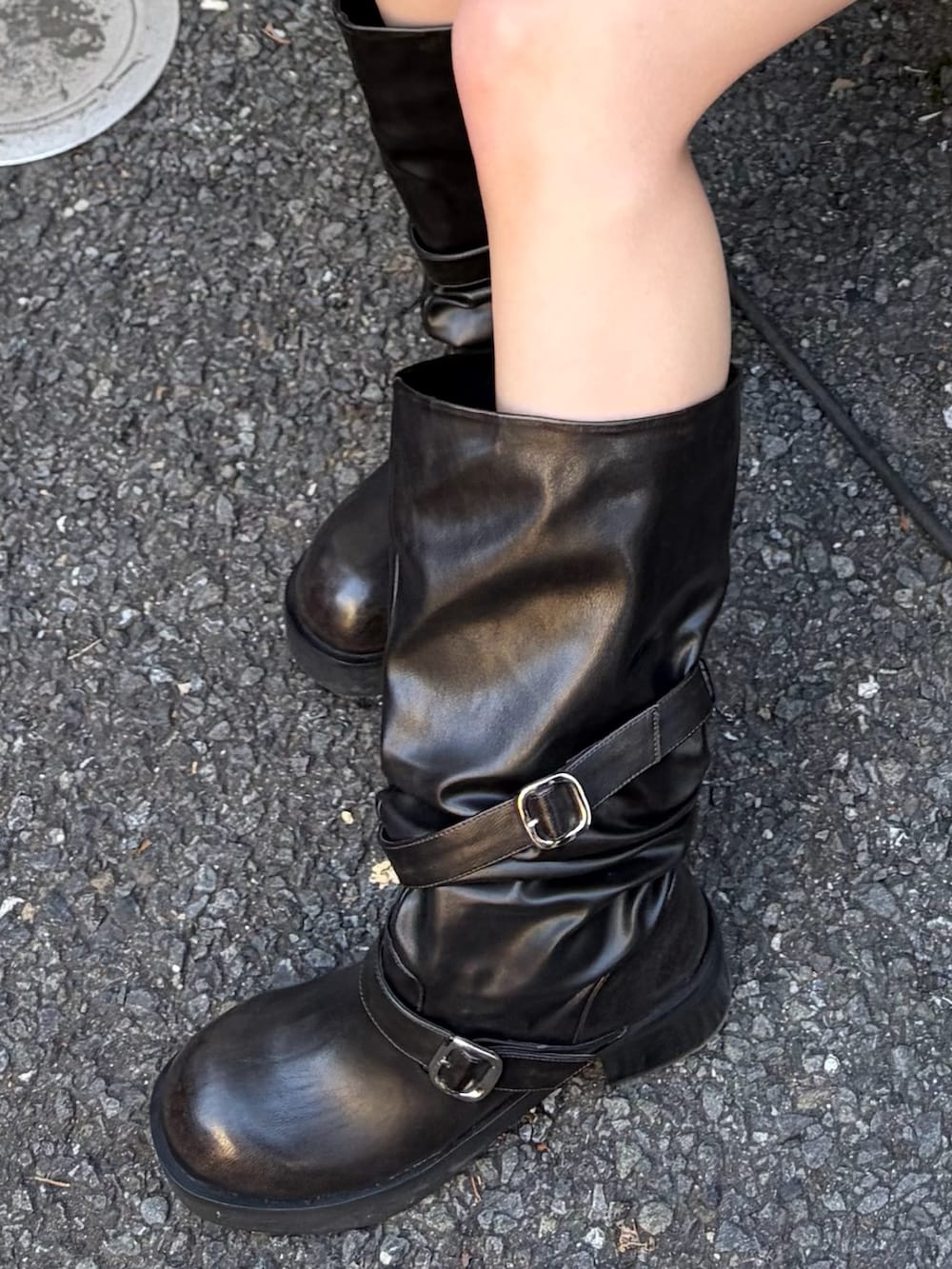 ブルー系のその他パンツ、ブラック系のブーツ、ブラック系のキャミソールを着用したレディースの冬コーディネートの5枚目の写真