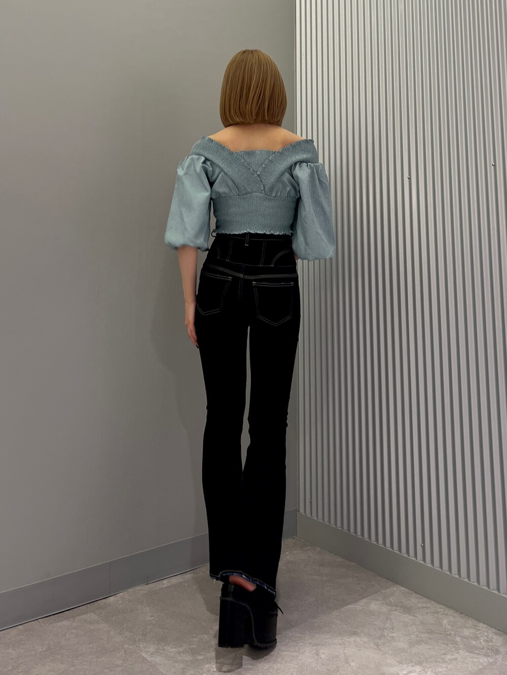 ブルー系のTシャツ/カットソー、ブルー系のデニムパンツ、ブラック系のサンダルを着用したレディースの春コーディネートの3枚目の写真