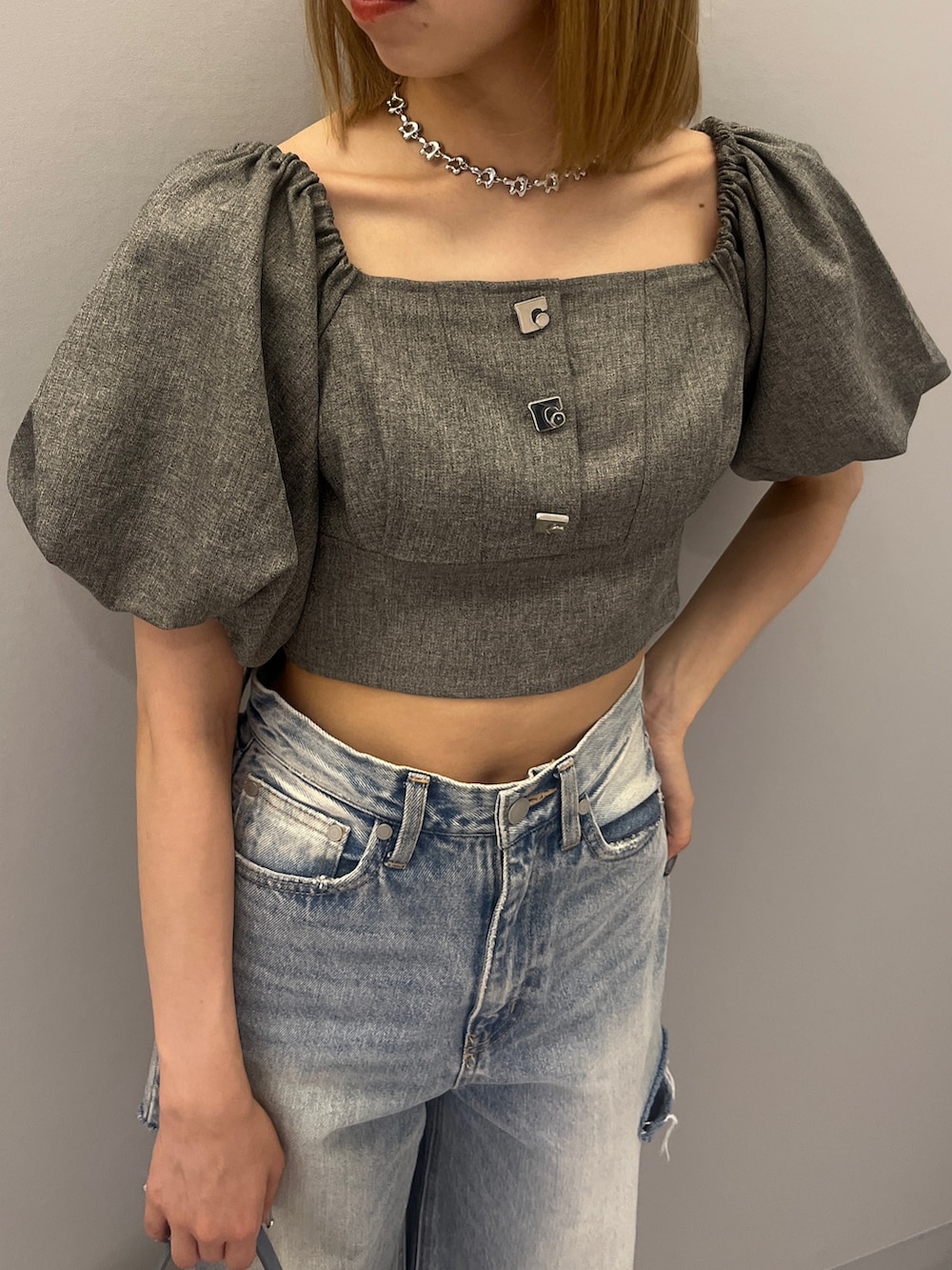 グレー系のシャツ/ブラウス、ブルー系のショルダーバッグ、ブルー系のデニムパンツを着用したレディースの夏コーディネートの5枚目の写真