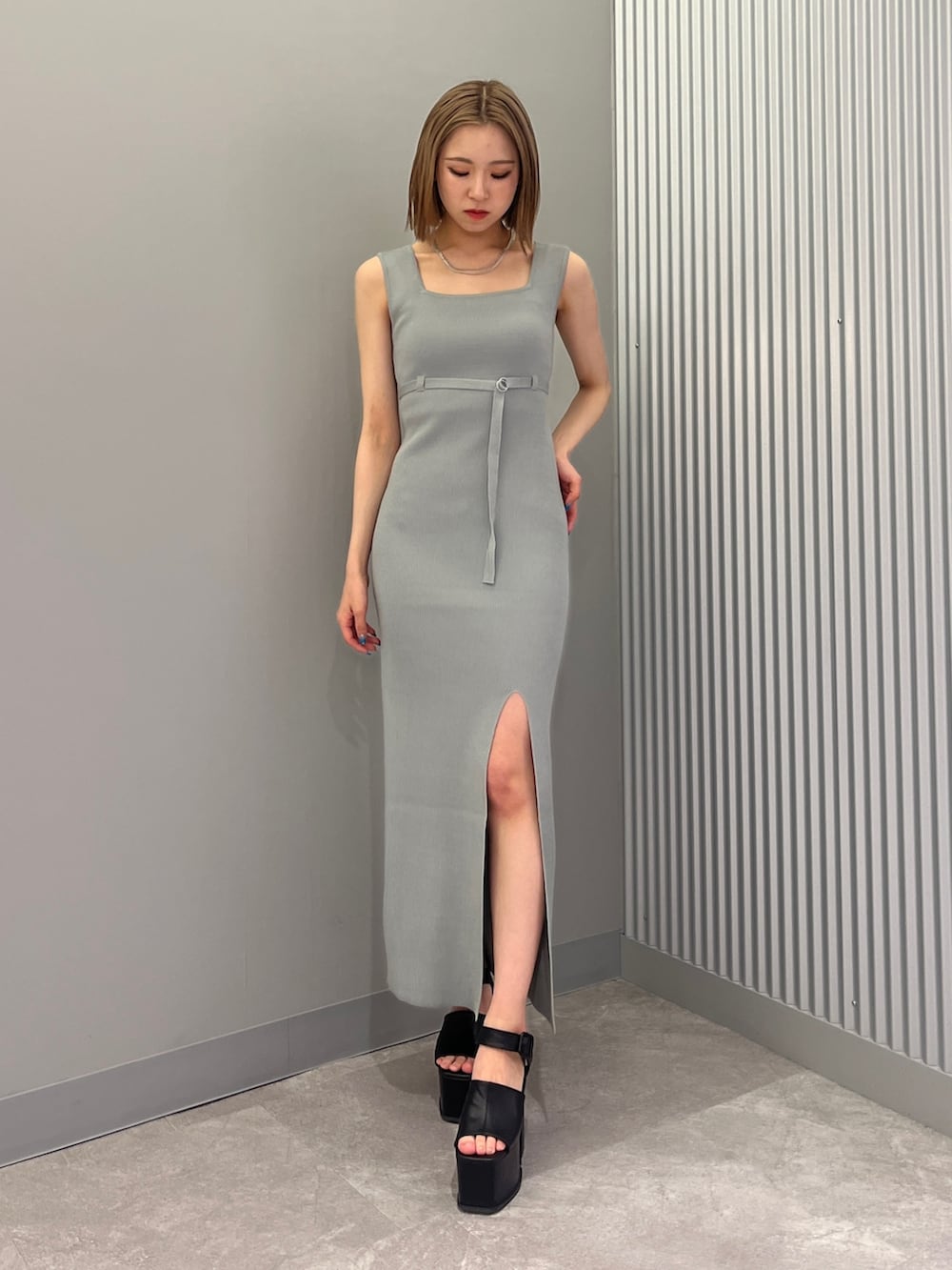 ブルー系のワンピース、ブラック系のサンダル、ブラック系のシャツ/ブラウスを着用したレディースの春コーディネートの4枚目の写真