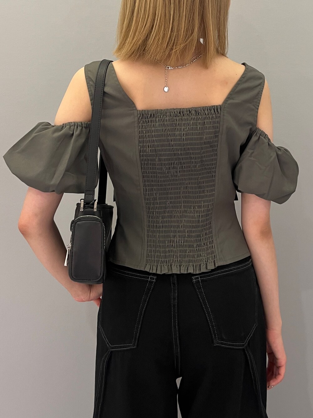 ブラック系のデニムパンツ、ブラック系のショルダーバッグ、ブラック系のサンダルを着用したレディースの夏コーディネートの5枚目の写真