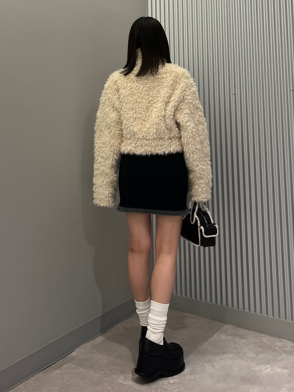 その他のローファー、ホワイト系のブルゾン、ブラック系のスカートを着用したレディースの秋コーディネートの3枚目の写真