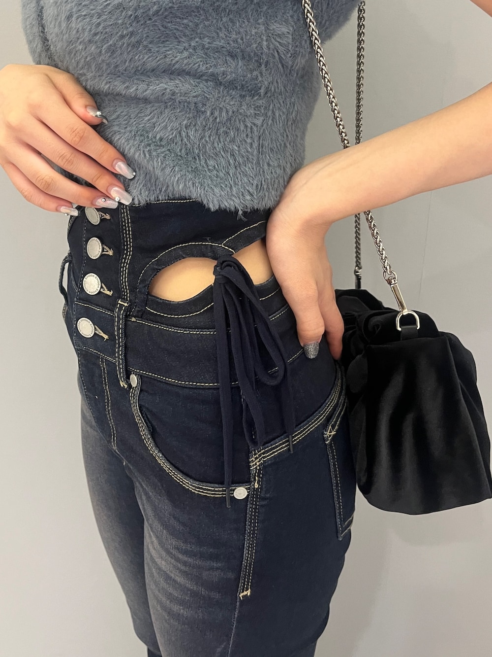 ブルー系のニット/セーター、ブルー系のデニムパンツ、ブラック系のサンダルを着用したレディースの夏コーディネートの5枚目の写真