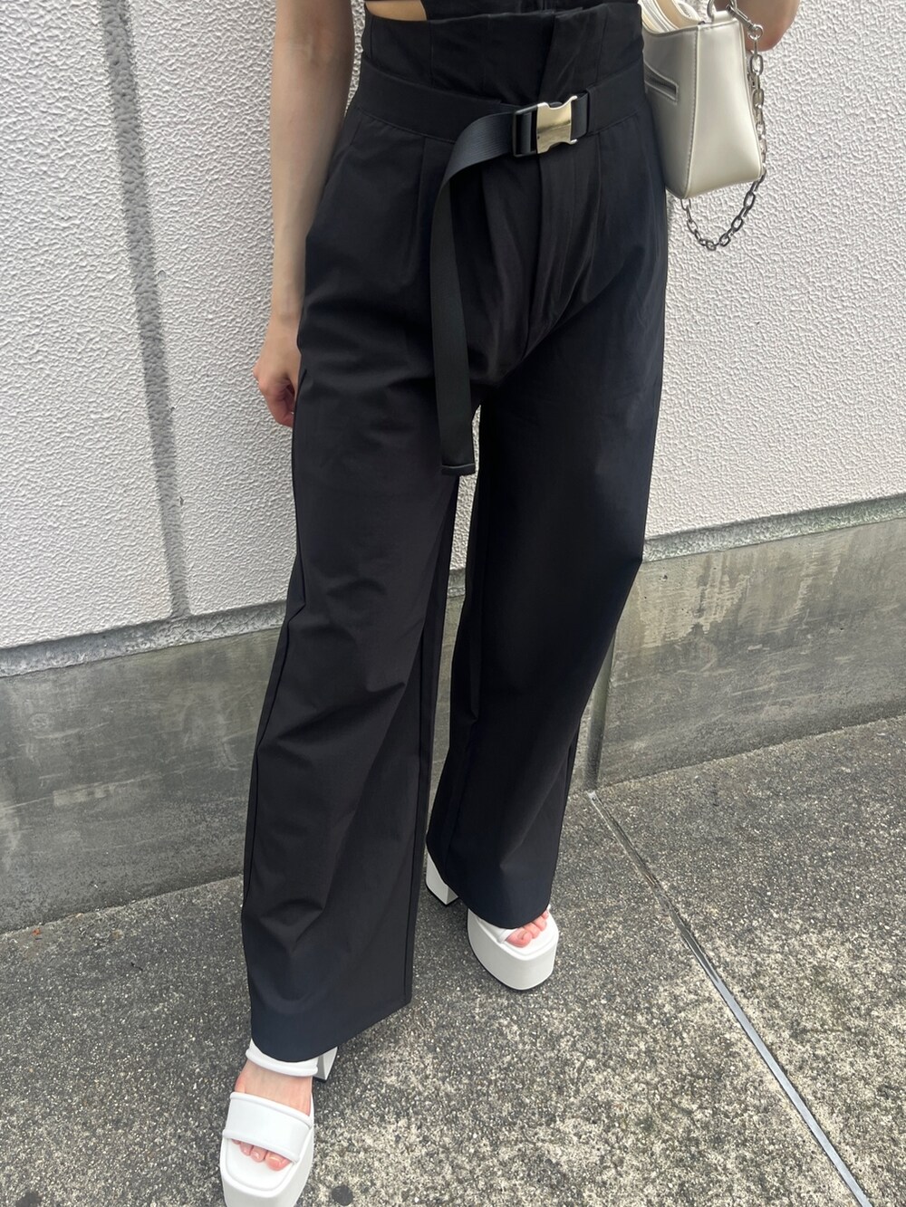 ブルー系のニット/セーター、ブラック系のつなぎ/オールインワン、ブラック系のサンダルを着用したレディースの夏コーディネートの6枚目の写真