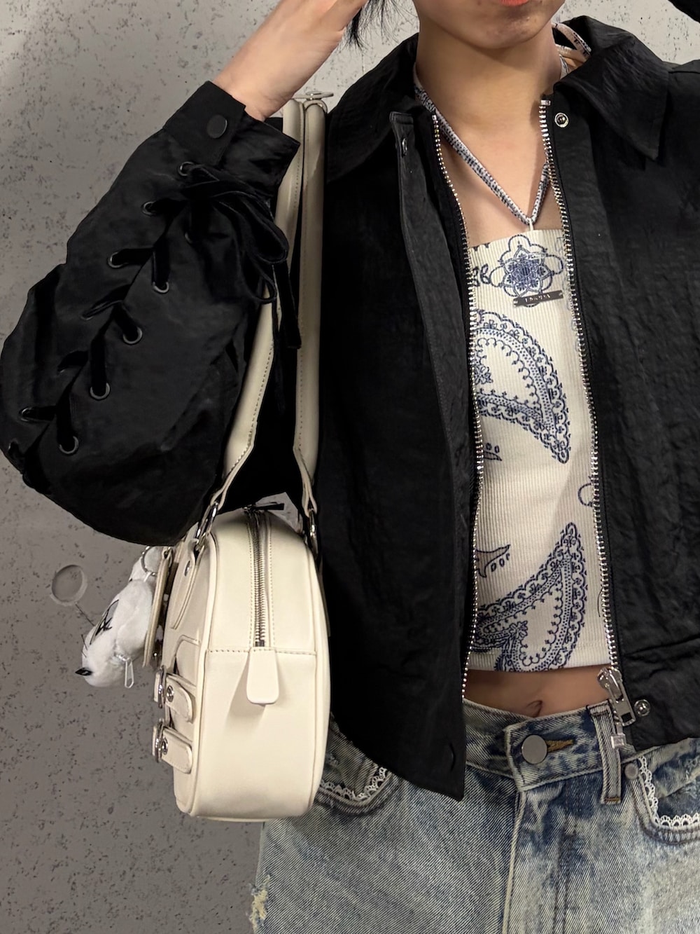 ブラック系のブルゾン、その他のTシャツ/カットソー、ホワイト系のハンドバッグを着用したレディースの春コーディネートの5枚目の写真