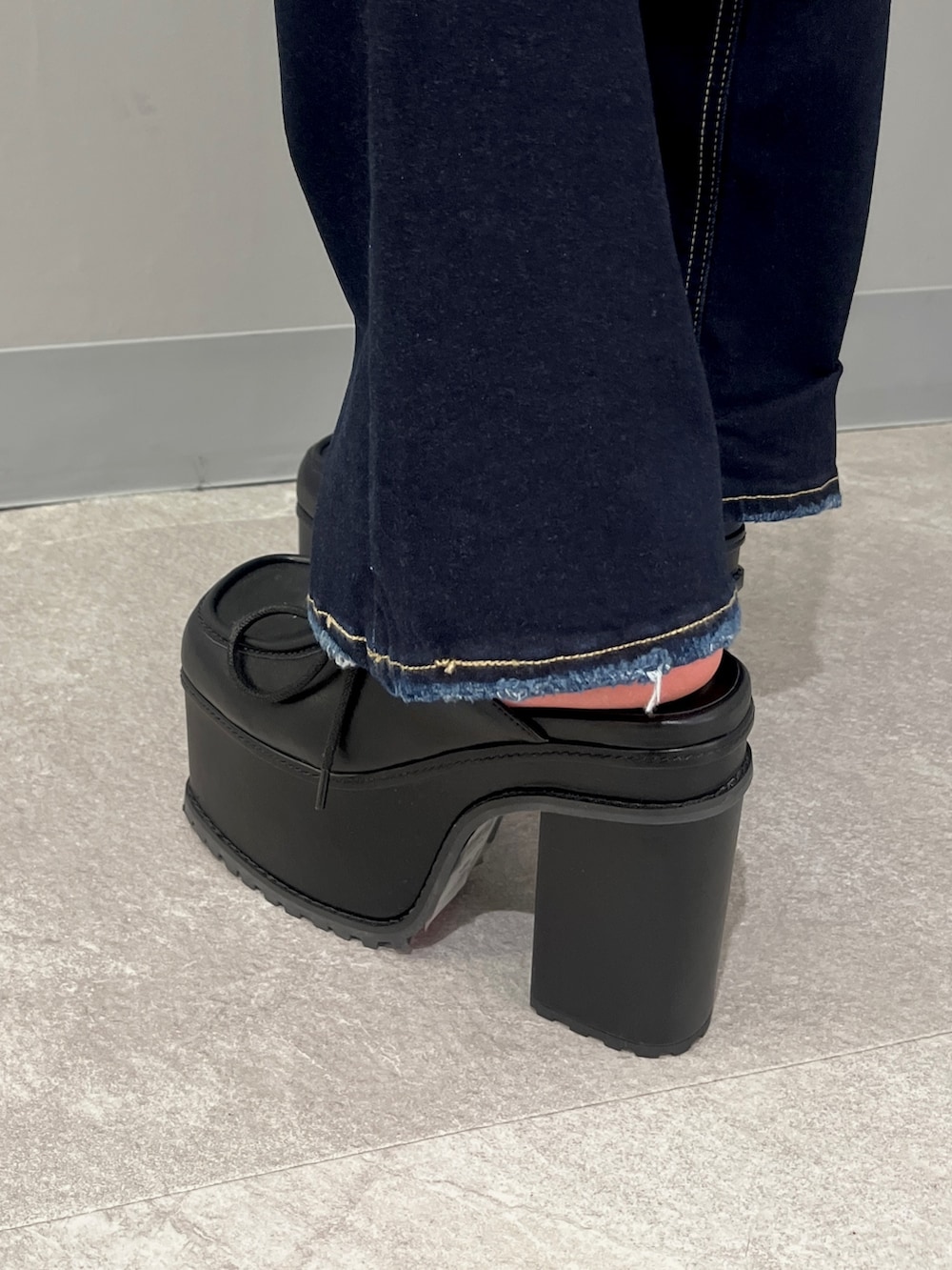 ブルー系のTシャツ/カットソー、ブルー系のデニムパンツ、ブラック系のサンダルを着用したレディースの春コーディネートの7枚目の写真